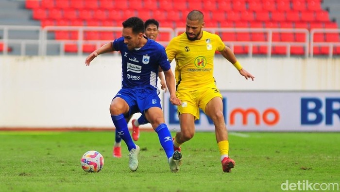Pemain PSIS, Lucas Barreto mendapat kawalan pemain Barito Putera dalam di Stadion Jatidiri Semarang, Sabtu (24/5/2025).