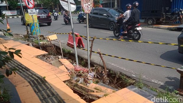 Kondisi trotoar dan tepi jalan Ki Ageng Gribig, Klaten Utara, Klaten, yang ambles, Sabtu (24/5/2025).