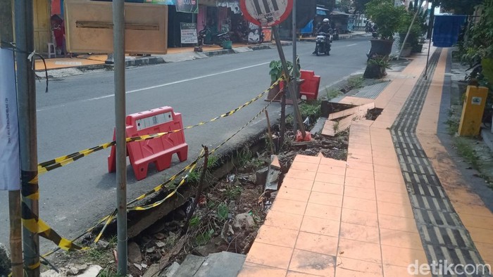 Kondisi trotoar dan tepi jalan Ki Ageng Gribig, Klaten Utara, Klaten, yang ambles, Sabtu (24/5/2025).