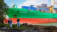 Kapal kargo berbendera Siprus sepanjang 135 m (443 kaki), NCL Salten, nyaris menabrak rumah Helberg hanya beberapa meter. 