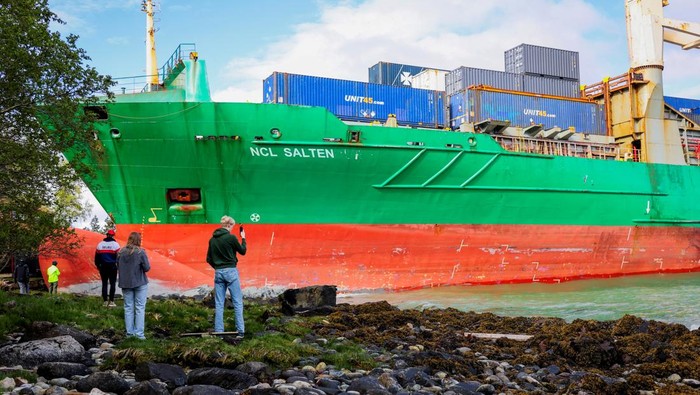 Penampakan Kapal Kargo Tabrak Taman Norwegia, Nyaris Kena Rumah People look at a 135-metre-long container ship that almost hit a house, in Trondheim, Norway, on May 22, 2025. NTB/Jan Langhaug viaREUTERS ATTENTION EDITORS - THIS IMAGE WAS PROVIDED BY A THIRD PARTY. NORWAY OUT. NO COMMERCIAL OR EDITORIAL SALES IN NORWAY.