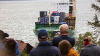 Sebuah kapal kontainer besar kandas pada Kamis pagi (22/5) dan menabrak taman depan Johan Helberg yang tinggal di dekat Trondheim di Norwegia barat daya.