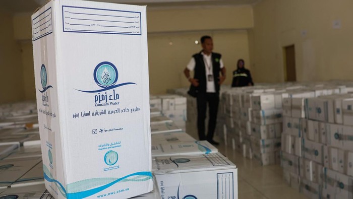 Petugas mengecek tumpukan kotak berisi satu botol air zamzam setibanya di Asrama Haji Makassar, Sulawesi Selatan, Jumat (23/5/2025). Sebanyak 11.845 botol air zamzam dengan isi lima liter per botol telah tiba di asrama haji tersebut untuk selanjutnya akan dibagikan kepada jamaah haji debarkasi Makassar setibanya mereka di tanah air. ANTARA FOTO/Arnas Padda/nym.