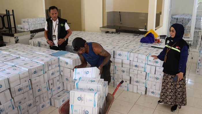 Penampakan Ribuan Botol Air Zamzam untuk Jemaah Haji Makassar Petugas mengecek tumpukan kotak berisi satu botol air zamzam setibanya di Asrama Haji Makassar, Sulawesi Selatan, Jumat (23/5/2025). Sebanyak 11.845 botol air zamzam dengan isi lima liter per botol telah tiba di asrama haji tersebut untuk selanjutnya akan dibagikan kepada jamaah haji debarkasi Makassar setibanya mereka di tanah air. ANTARA FOTO/Arnas Padda/nym.