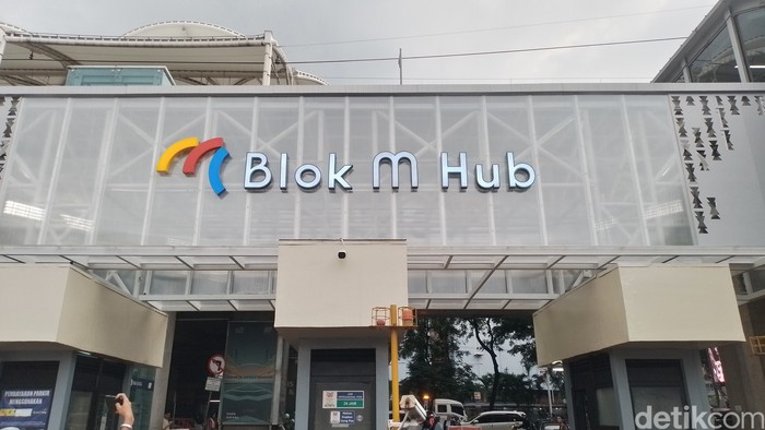 Gubernur DKI Jakarta Pramono Anung resmi melakukan Pencanangan HUT DKI Jakarta yang ke-498 di Kawasan Blok M. Meriahnya acara tersebut menarik banyak pasang mata.