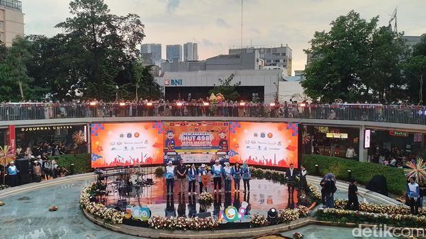 Gubernur DKI Jakarta Pramono Anung resmi melakukan Pencanangan HUT DKI Jakarta yang ke-498 di Kawasan Blok M. Meriahnya acara tersebut menarik banyak pasang mata.