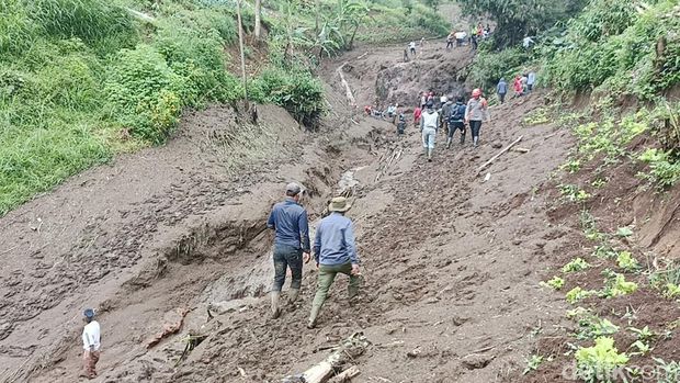 Pencarian petani yang hilang terkena longsor di Lembang