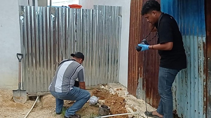Penemuan janin bayi di depan rumah warga di Sorong.