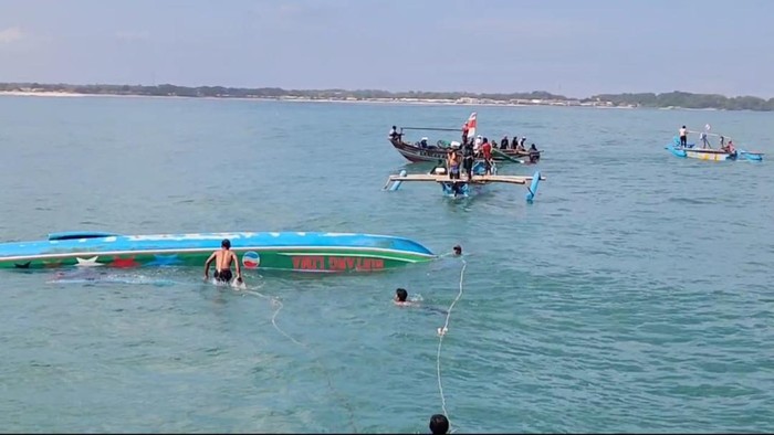 Penyelematan nelayan yang terombang-ambing di laut Garut.