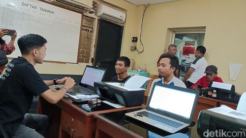 Penyidik Satresnarkoba Polresta Mataram sedang memeriksa dua pengedar sabu yang ditangkap Sabtu (24/5/2025) dini hari.