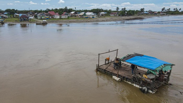 Foto udara perahu pincara menuju Desa Muara Sampara di Kabupaten Konawe, Sulawesi Tenggara, Sabtu (24/5/2025). Jasa penyeberangan perahu pincara yang merupakan satu satunya alternatif penghubung antara Desa Muara Sampara dan Desa Lalimbue itu telah digunakan warga setempat selama bertahun-tahun dengan ongkos Rp3 ribu per orang dan Rp5 ribu untuk sepeda motor. ANTARA FOTO/Andry Denisah/bar