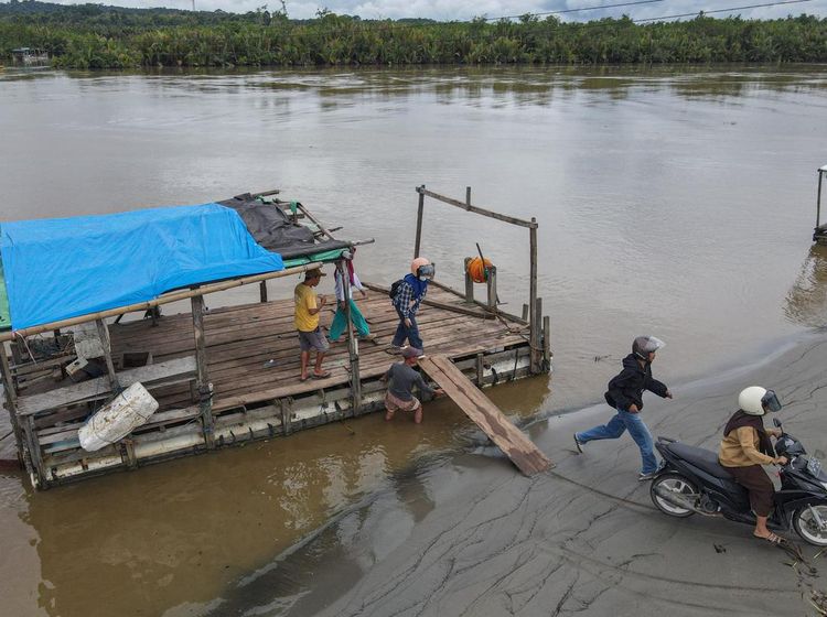 Perahu Pincara, Nadi Penghubung Warga Muara Sampara Konawe
