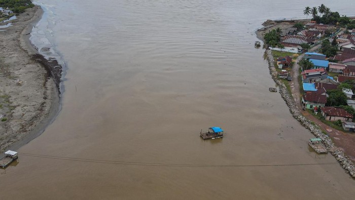 Perahu Pincara, Nadi Penghubung Warga Muara Sampara Konawe Foto udara perahu pincara menuju Desa Muara Sampara di Kabupaten Konawe, Sulawesi Tenggara, Sabtu (24/5/2025). Jasa penyeberangan perahu pincara yang merupakan satu satunya alternatif penghubung antara Desa Muara Sampara dan Desa Lalimbue itu telah digunakan warga setempat selama bertahun-tahun dengan ongkos Rp3 ribu per orang dan Rp5 ribu untuk sepeda motor. ANTARA FOTO/Andry Denisah/bar