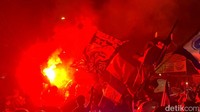 Euforia bobotoh merayakan Persib juara membuat Bandung menyala.