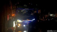 Bobotoh turun ke jalan untuk menyambut kedatangan bus Persib Bandung.