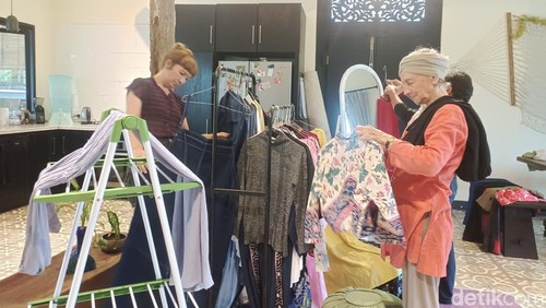 Peserta saling silang mencoba pakaian bekas layak pakai di Ranakami, Ubud.