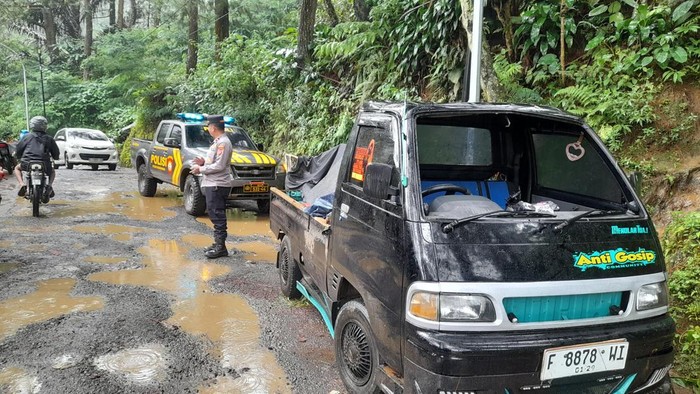 Pikap masuk ke jurang di Desa Sukawangi, Sukamakmur, Bogor, Jawa Barat,  Sabtu (24/5/2025).