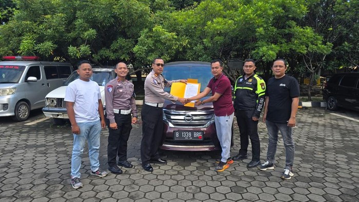 Polda Metro Jaya menyerahkan sebuah mobil Nissan yang diduga memiliki nomor plat palsu ke Polres Pangkal Pinang.