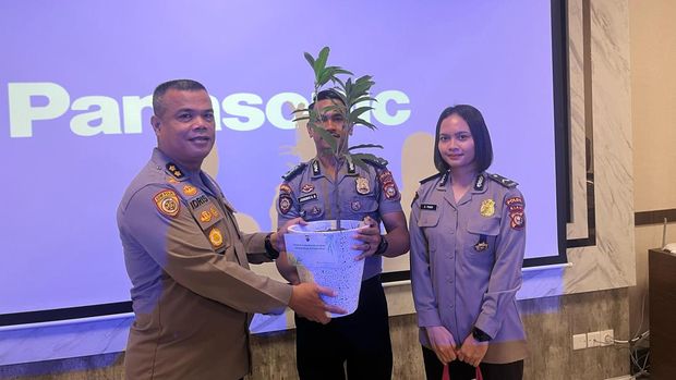 Polda Riau memberikan kado istimewa pohon kepada pasangan Bhayangkara yang akan menikah.