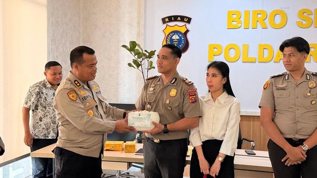 Polda Riau memberikan kado istimewa pohon kepada pasangan Bhayangkara yang akan menikah.