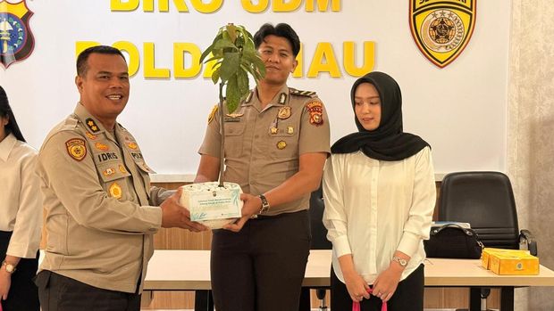 Polda Riau memberikan kado istimewa pohon kepada pasangan Bhayangkara yang akan menikah.