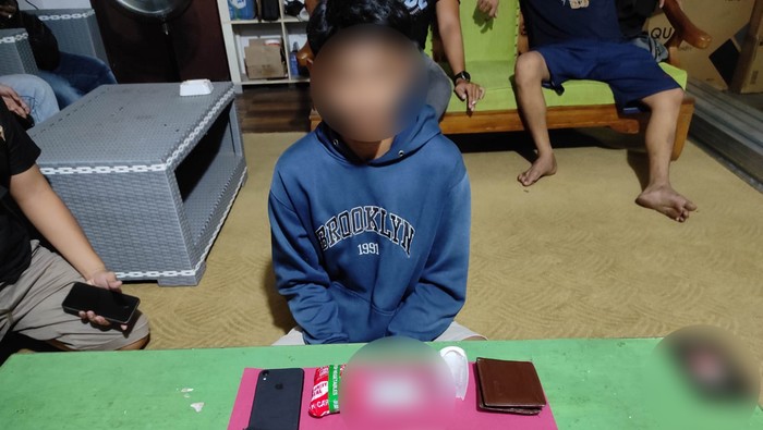 Polda Riau menangkap seorang mahasiswa pembawa paket 100 gram sabu di Pekanbaru.