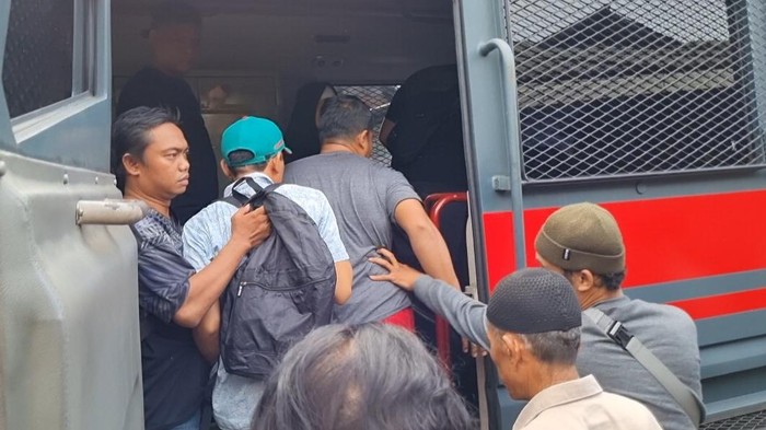 Polisi amankan sejumlah orang terkait GRIB Jaya duduki lahan BMKG di Tangsel, Banten, Sabtu (24/5/2025).