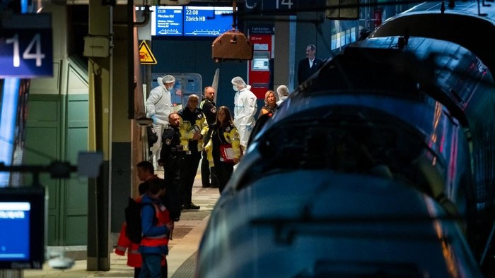 Police officers investigate on the railway platform at Hamburgs main train station where at least 12 people have been injured in a knife attack on May 23, 2025. A knife attack at the main station in the German city of Hamburg left at least 12 people injured with some of them in a life-threatening condition, local emergency services said. (Photo by Jonas Walzberg / AFP)