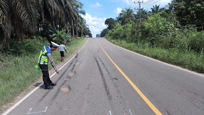 Polisi melakukan olah TKP kecelakaan di Muba.