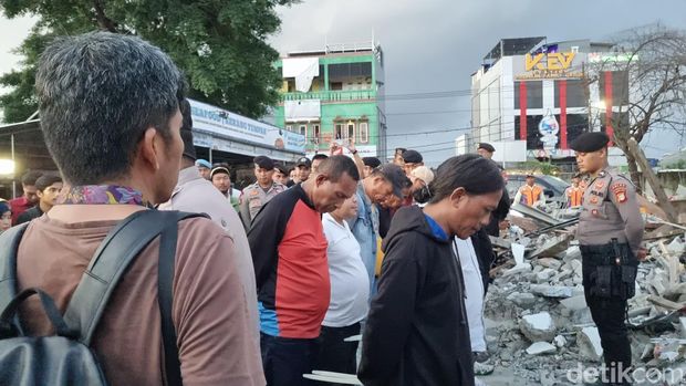 Polisi menangkap 17 orang terkait ormas GRIB Jaya menduduki lahan BMKG di Pondok Aren, Tangerang Selatan (Tangsel), Banten. (Taufiq S/detikcom)