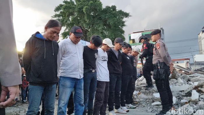 Polisi menangkap 17 orang terkait ormas GRIB Jaya menduduki lahan BMKG di Pondok Aren, Tangerang Selatan (Tangsel), Banten. (Taufiq S/detikcom)