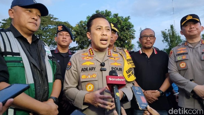 Polisi menangkap 17 orang terkait ormas GRIB Jaya menduduki lahan BMKG di Pondok Aren, Tangerang Selatan (Tangsel), Banten. (Taufiq S/detikcom)