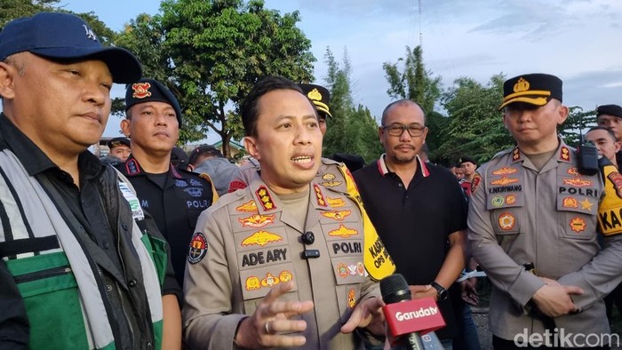 Polisi menangkap 17 orang terkait ormas GRIB Jaya menduduki lahan BMKG di Pondok Aren, Tangerang Selatan (Tangsel), Banten. (Taufiq S/detikcom)