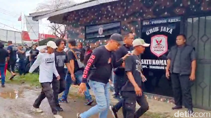 Polisi menangkap sejumlah orang yang mengklaim dan menduduki lahan BMKG di Tangsel (Taufiq/detikcom)