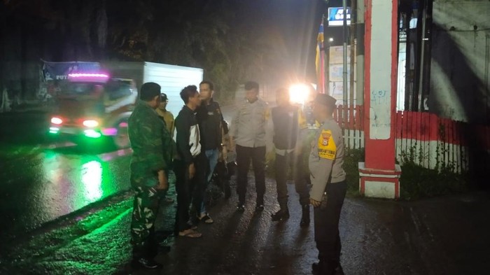 Polisi menangkap seorang sekuriti yang menikan dua rekan kerjanya di Makassar. Polisi menangkap seorang sekuriti yang menikan dua rekan kerjanya di Makassar.