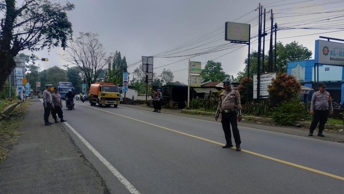 Polisi saat melakukan pengaturan lalu lintas berupa penyekatan bagi bobotoh di Sukabumi