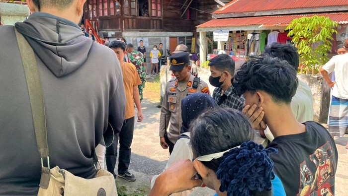 Polisi saat mendatangi rumah korban.