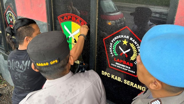 Polres Serang tertibkan atribut dan spanduk ormas.