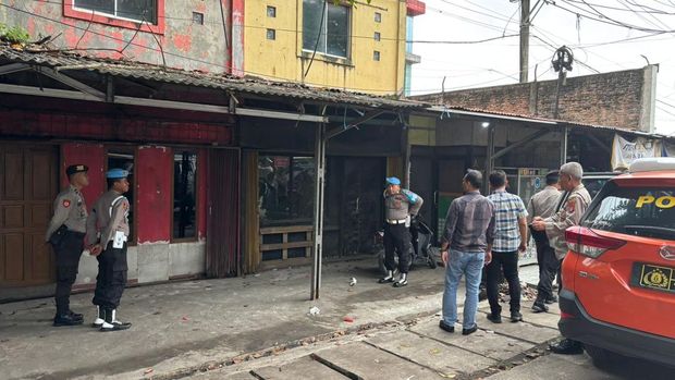 Polres Serang tertibkan atribut dan spanduk ormas.