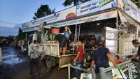 Di dalam lahan tersebut juga berdiri tenda makan seafood. Pihak kedai membereskan barang mereka (Taufiq/detikcom)