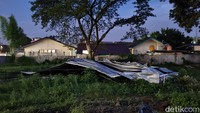 Sebuah bangunan terbuka yang jadi arena lomba kicau burung turut diratakan. (Taufiq/detikcom)
