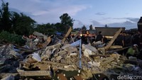 Selanjutnya ruang utama posko dirubuhkan. Sekitar 30 menit, ekskavator berhasil meratakan posko GRIB Jaya. (Taufiq/detikcom)