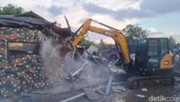 Posko GRIB Jaya itu pun dibongkar pada Sabtu (24/5/2025). Pembongkaran mulai dilakukan sekitar pukul 17.00 WIB dengan eskavator. Pembongkaran dimulai dengan pengosongan posko. (Taufiq/detikcom)