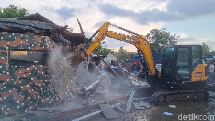 Posko GRIB Jaya yang berdiri di lahan BMKG di Tangerang Selatan (Tangsel) dibongkar menggunakan ekskavator yang disiapkan BMKG. (Taufiq/detikcom) Posko GRIB Jaya yang berdiri di lahan BMKG di Tangerang Selatan (Tangsel) dibongkar menggunakan ekskavator yang disiapkan BMKG. (Taufiq/detikcom)