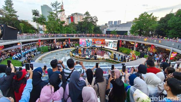 Jakarta menggelar pesta rakyat untuk merayakan Hari Ulang Tahun (HUT) Kota Jakarta ke-498 di Blok M, Jakarta Selatan, Sabtu (24/5/2025).