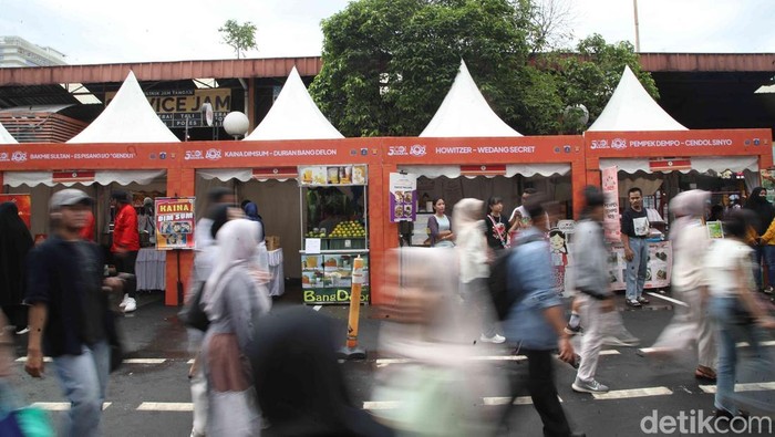 Jakarta menggelar pesta rakyat untuk merayakan Hari Ulang Tahun (HUT) Kota Jakarta ke-498 di Blok M, Jakarta Selatan, Sabtu (24/5/2025).