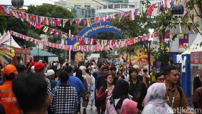 Potret Keseruan Pencanangan HUT Ke-498 Jakarta di Blok M Jakarta menggelar pesta rakyat untuk merayakan Hari Ulang Tahun (HUT) Kota Jakarta ke-498 di Blok M, Jakarta Selatan, Sabtu (24/5/2025).