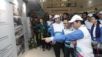 Kemudian, mereka terlihat berjalan menyusuri lorong basement. Di mana pada kanan kiri-nya terdapat rencana penataan kawasan Blok M yang tengah dicanangkan oleh Pramono.