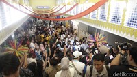 Pramono dan Rano juga tampak memperhatikan informasi serta pameran kebudayaan Betawi yang ada di sepanjang lokasi itu. Keduanya juga tampak meladeni sapaan warga yang antusias menyapa.