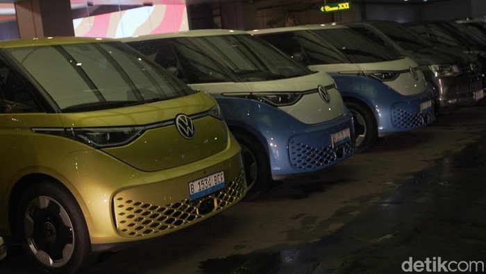 Potret VW ID.Buzz Ramaikan Pasar Mobil Listrik di RI Mobil listrik ramah lingkungan buatan Jerman Volkswagen (VW) ID. Buzz mulai didistribusikan di Tanah Air. Diketahui, sudah ada 200 dari 300 unit yang sampai di tangan pemesannya.